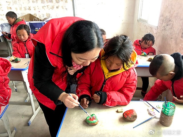 在繪畫課上，孩子們畫出心中想象的世界，不斷汲取關(guān)于美的知識。&ldquo;多一克溫暖&rdquo;帶給孩子們的是未來人生更多的機(jī)會與可能。公益行動不應(yīng)只提供物質(zhì)捐贈，更要加強(qiáng)對山區(qū)孩子們精神世界與未來發(fā)展的重視。