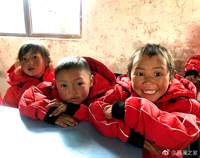 在四川省西南部川滇交界處的大涼山深處，坐落著一所紅旗小學(xué)。每當(dāng)最寒冷的季節(jié)到來，這里的許多孩子們不得不共用一件冬衣御寒。 &ldquo;多一克溫暖&rdquo;與暖流計劃記錄下了孩子們開心的笑臉。這些笑臉，都是&ldquo;多一克溫暖&rdquo;前行中的源源動力。