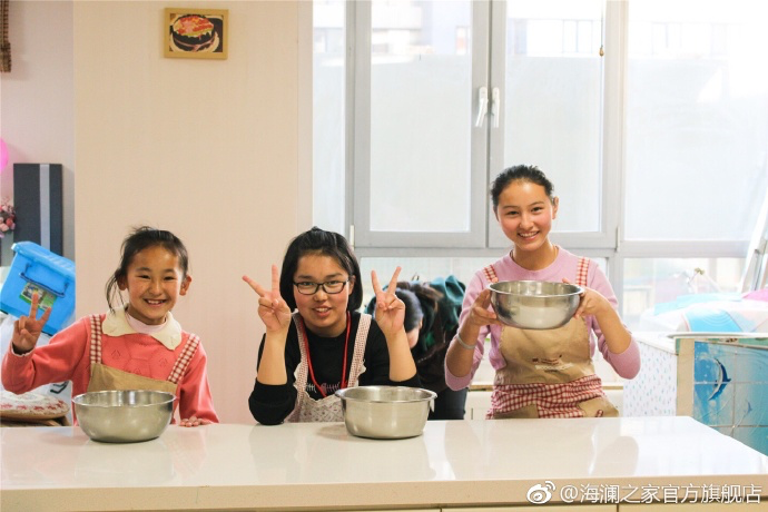 2017年 &ldquo;寒令營&rdquo;團(tuán)隊從不同角度，為北疆山區(qū)的孩子們打開了一個豐富的世界。來到北京，他們觀看了升旗儀式，參觀了故宮，走進(jìn)北京海洋館和動物園。這次寒令營，展現(xiàn)在他們面前的是此前從未看到過的世界，意義非凡。