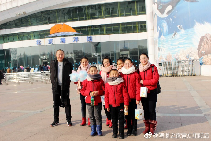 在海洋館，充滿求知欲和好奇心的孩子們像是一個個落入仙境的愛麗絲，不斷地提問，并用手中的紙筆和相機(jī)，記錄每一個畫面和知識，說要回去講給其他小伙伴和家人們聽。