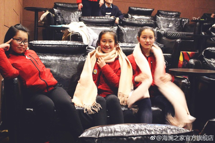 彼時恰逢《尋夢環(huán)游記》上映，&ldquo;寒令營&rdquo;的孩子們一起在電影院觀看了電影，平日里最鬧騰的孩子，在第一次看3D電影時也變得安靜專注。孩子們在這段旅程中增長了見識，一個更豐盛的世界就這樣打開了。