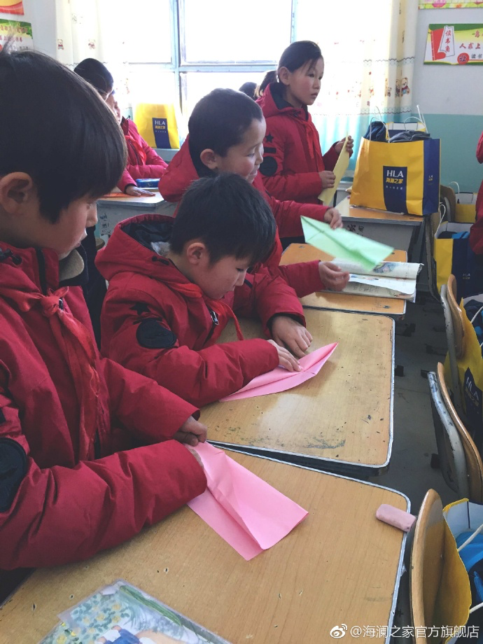 &ldquo;多一克溫暖&rdquo;的志愿者為孩子們帶去承載夢想的手工課，孩子們通過剪紙、畫畫、折紙飛機(jī)，讓自己的夢想在手中凝聚，隨紙飛機(jī)一起飛向天空，為凜冬帶來五彩斑斕的希望。