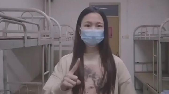 隔離點(diǎn)女孩手勢舞致敬&ldquo;最美逆行者&rdquo;