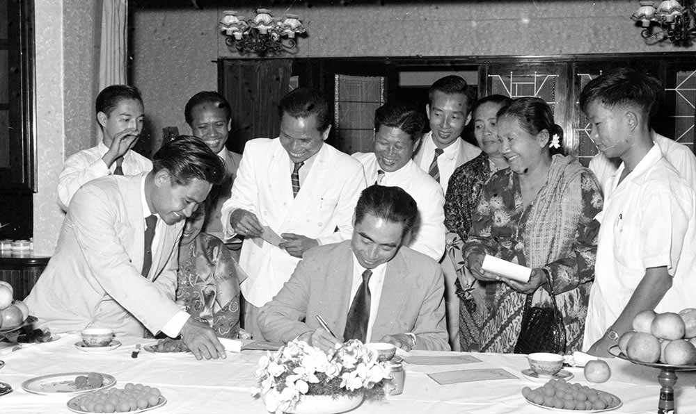 1955年4月25日，為迎接亞非會議而組織的萬隆人民委員會的代表請周恩來總理簽名留念。