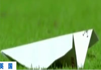 從天而降！球迷看臺玩丟紙飛機擊中球員