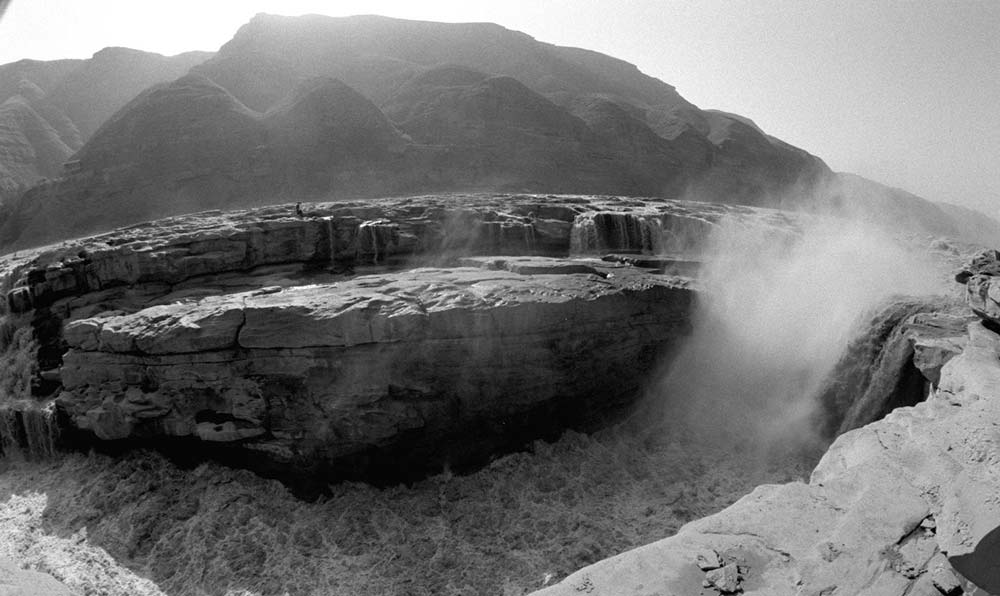 黃河壺口瀑布景色。