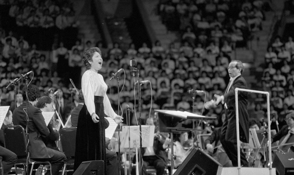 女高音歌唱家汪燕燕在香港&ldquo;黃河音樂節&rdquo;上演唱《黃河怨》。