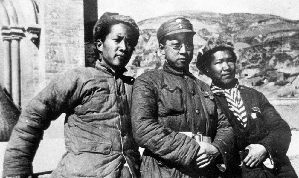 延安魯迅藝術文學院托兒所的阿姨和孩子們。