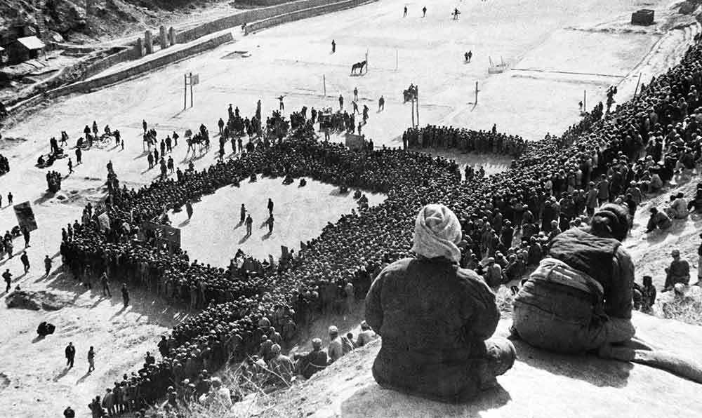東北文代大會為慶祝斯大林70壽辰，由魯藝文工團演出黃河大合唱。