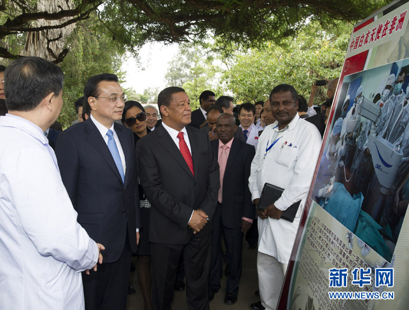 5月6日，中國國務院總理李克強與埃塞俄比亞總統穆拉圖一同來到亞的斯亞貝巴阿勒塔醫院，看望受益于中國免費白內障手術&ldquo;光明行&rdquo;活動的埃塞俄比亞患者。這是李克強在觀看&ldquo;光明行&rdquo;活動展板。 新華社記者 謝環馳 攝