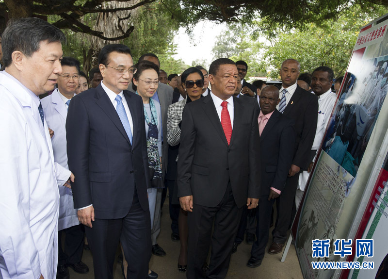 5月6日，中國國務院總理李克強與埃塞俄比亞總統穆拉圖一同來到亞的斯亞貝巴阿勒塔醫院，看望受益于中國免費白內障手術&ldquo;光明行&rdquo;活動的埃塞俄比亞患者。這是李克強在觀看&ldquo;光明行&rdquo;活動展板。 新華社記者 謝環馳 攝 