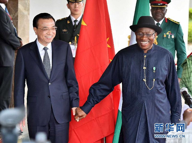 5月7日，中國國務院總理李克強在阿布賈與尼日利亞總統(tǒng)喬納森會談后共同會見記者，并回答記者提問。 新華社記者李濤攝 