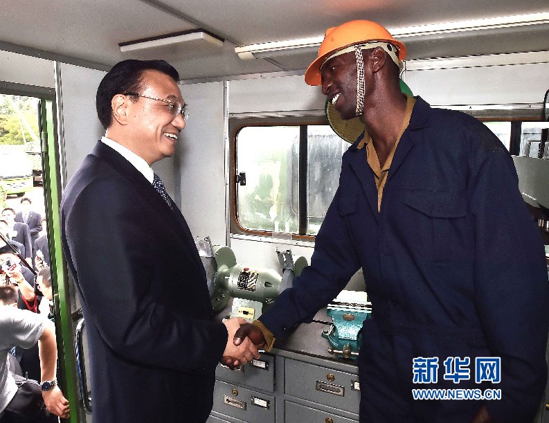 5月11日，中國國務院總理李克強參觀肯尼亞國家青年服務隊。這是李克強與服務隊隊員親切交談。 新華社記者 李濤 攝