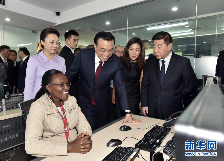 5月11日，中國國務院總理李克強在肯尼亞首都內羅畢看望并慰問中央電視臺非洲分臺員工。 新華社記者 李濤 攝 
