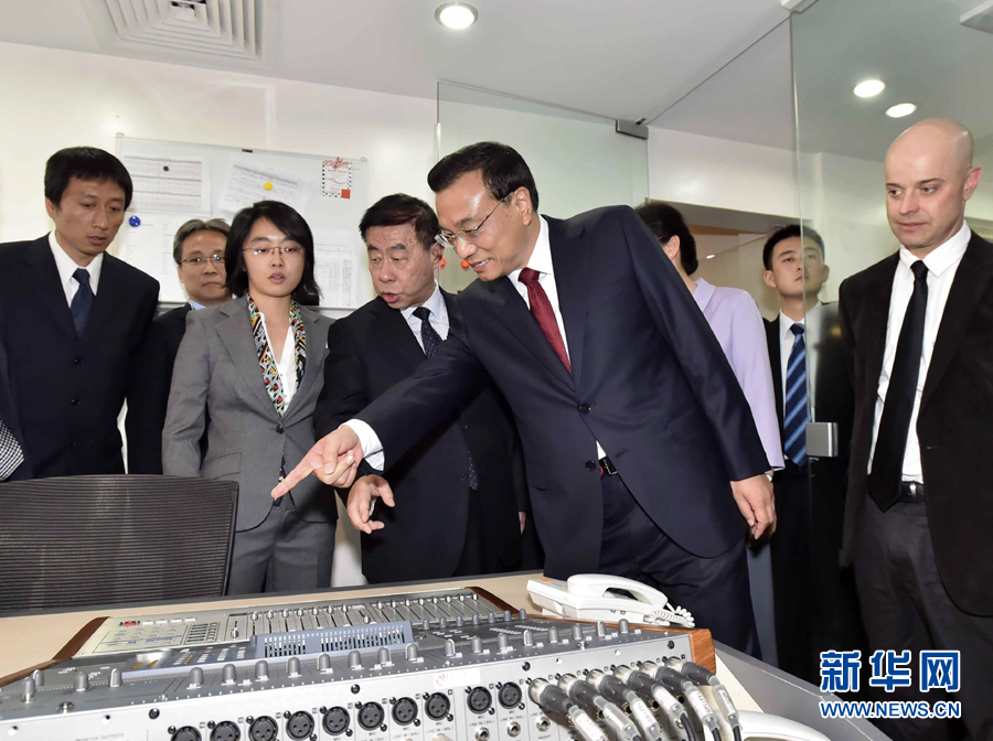 5月11日，中國國務院總理李克強在肯尼亞首都內羅畢看望并慰問中央電視臺非洲分臺員工。 新華社記者 李濤 攝 