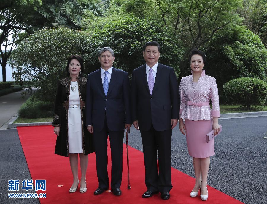 會談前，習近平在上海西郊會議中心廣場為阿坦巴耶夫舉行歡迎儀式。新華社記者 蘭紅光 攝 