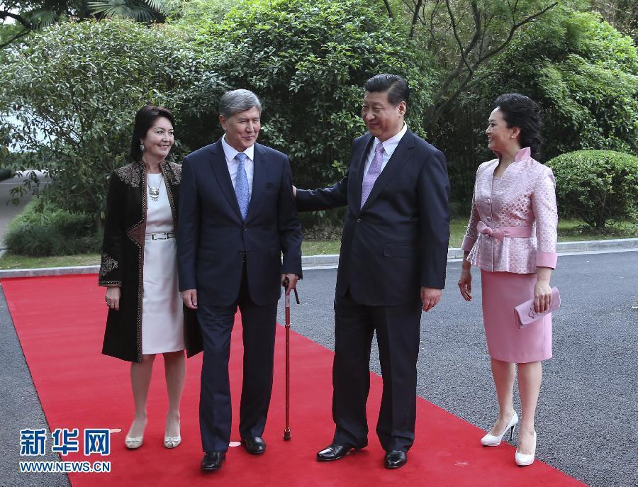 會談前，習近平在上海西郊會議中心廣場為阿坦巴耶夫舉行歡迎儀式。新華社記者 蘭紅光 攝 