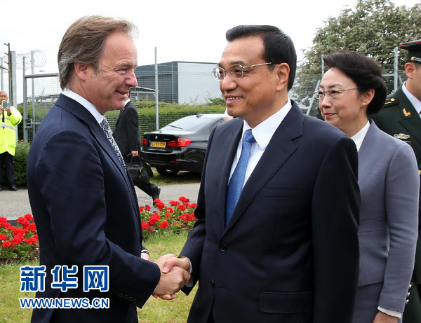 6月16日，應(yīng)英國(guó)首相卡梅倫邀請(qǐng)，國(guó)務(wù)院總理李克強(qiáng)乘專機(jī)抵達(dá)倫敦希思羅機(jī)場(chǎng)，開(kāi)始對(duì)英國(guó)進(jìn)行正式訪問(wèn)。李克強(qiáng)總理夫人程虹同機(jī)抵達(dá)。這是英國(guó)政府高級(jí)官員到機(jī)場(chǎng)迎接李克強(qiáng)總理和夫人。新華社記者 龐興雷 攝