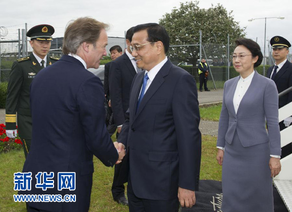 6月16日，應(yīng)英國(guó)首相卡梅倫邀請(qǐng)，國(guó)務(wù)院總理李克強(qiáng)乘專機(jī)抵達(dá)倫敦希思羅機(jī)場(chǎng)，開(kāi)始對(duì)英國(guó)進(jìn)行正式訪問(wèn)。李克強(qiáng)總理夫人程虹同機(jī)抵達(dá)。這是英國(guó)政府高級(jí)官員到機(jī)場(chǎng)迎接李克強(qiáng)總理和夫人。新華社記者 黃敬文 攝