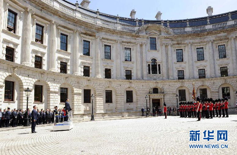 6月17日，中國國務院總理李克強在倫敦唐寧街10號首相府同英國首相卡梅倫舉行中英總理年度會晤。這是會晤前，卡梅倫為李克強舉行隆重的歡迎儀式。新華社記者 張鐸 攝 