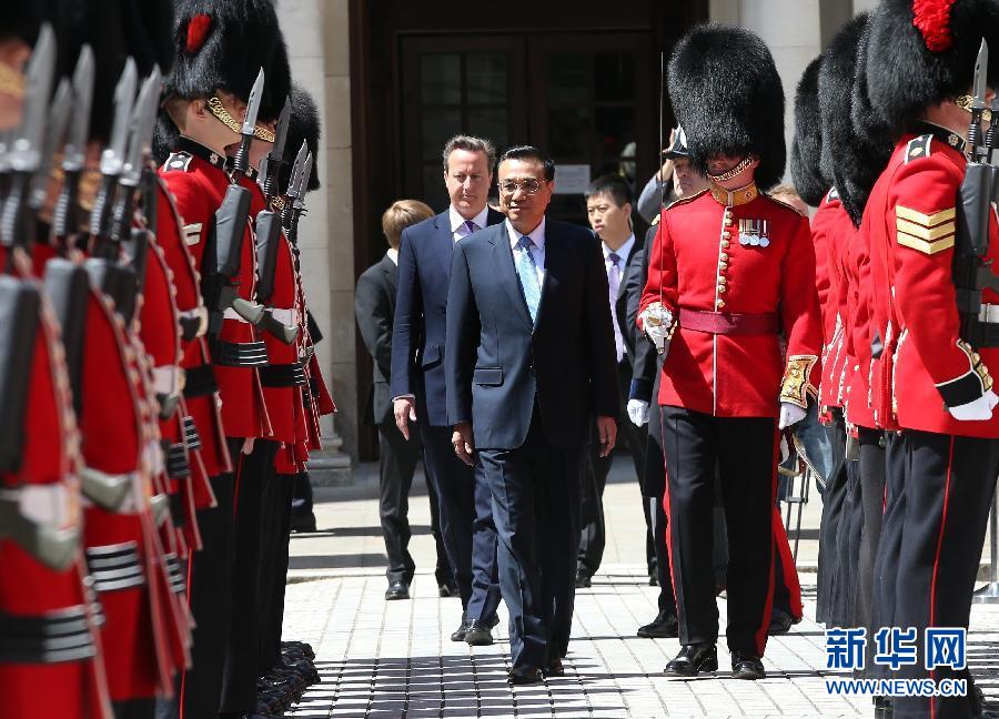 6月17日，中國國務院總理李克強在倫敦唐寧街10號首相府同英國首相卡梅倫舉行中英總理年度會晤。這是會晤前，卡梅倫為李克強舉行隆重的歡迎儀式。新華社記者 龐興雷 攝