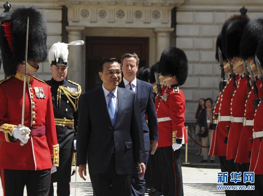 6月17日，中國國務院總理李克強在倫敦唐寧街10號首相府同英國首相卡梅倫舉行中英總理年度會晤。這是會晤前，卡梅倫為李克強舉行隆重的歡迎儀式。新華社記者 張鐸 攝  