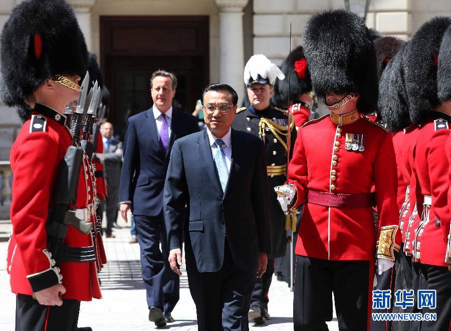 6月17日，國務院總理李克強在倫敦唐寧街10號首相府同英國首相卡梅倫舉行中英總理年度會晤。這是會晤前，卡梅倫為李克強舉行隆重的歡迎儀式。新華社記者 龐興雷 攝