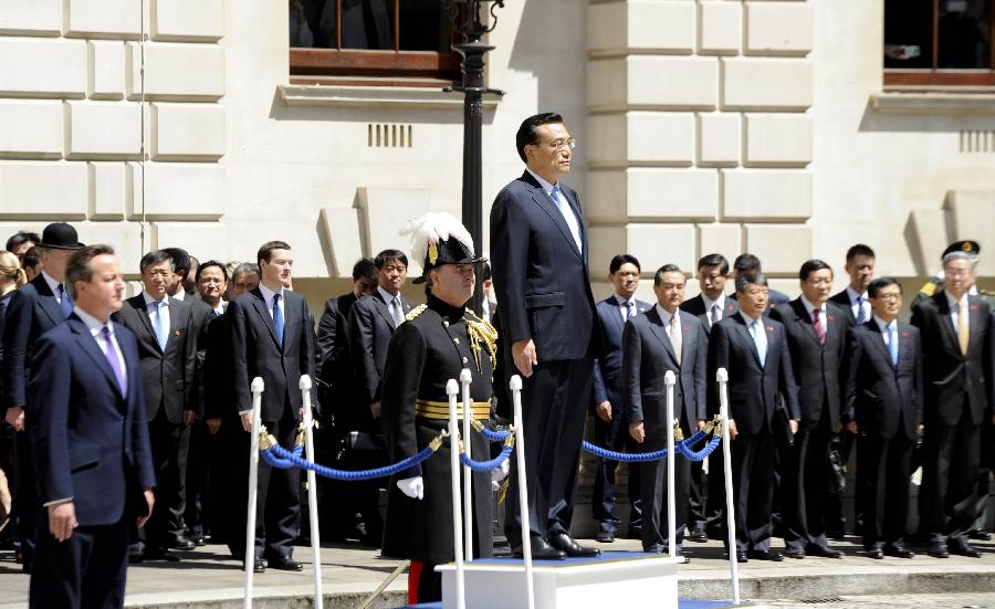 6月17日，中國國務院總理李克強在倫敦唐寧街10號首相府同英國首相卡梅倫舉行中英總理年度會晤。這是會晤前，卡梅倫為李克強舉行隆重的歡迎儀式。新華社記者 張鐸 攝 