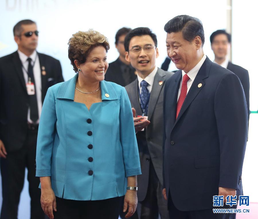 7月15日，國家主席習(xí)近平在巴西福塔萊薩出席金磚國家領(lǐng)導(dǎo)人第六次會(huì)晤。這是巴西總統(tǒng)羅塞夫迎接習(xí)近平主席。 新華社記者 蘭紅光 攝 