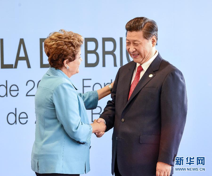 7月15日，國家主席習(xí)近平在巴西福塔萊薩出席金磚國家領(lǐng)導(dǎo)人第六次會(huì)晤。這是巴西總統(tǒng)羅塞夫迎接習(xí)近平主席。 新華社記者 李學(xué)仁 攝  