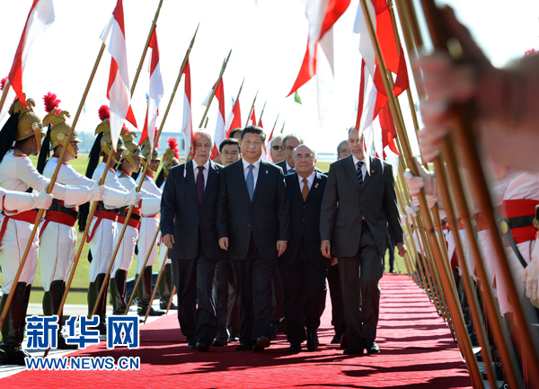 7月16日，國家主席習(xí)近平在巴西利亞會見巴西參議長卡列羅斯和眾議長阿爾維斯。這是習(xí)近平步入國會大廈。 新華社記者 劉建生 攝 