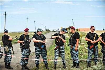 20日，烏克蘭頓涅茨克，親俄反政府武裝控制馬航客機(jī)墜機(jī)現(xiàn)場附近區(qū)域。目前，搜救人員已在此找到233具遇難者遺體。