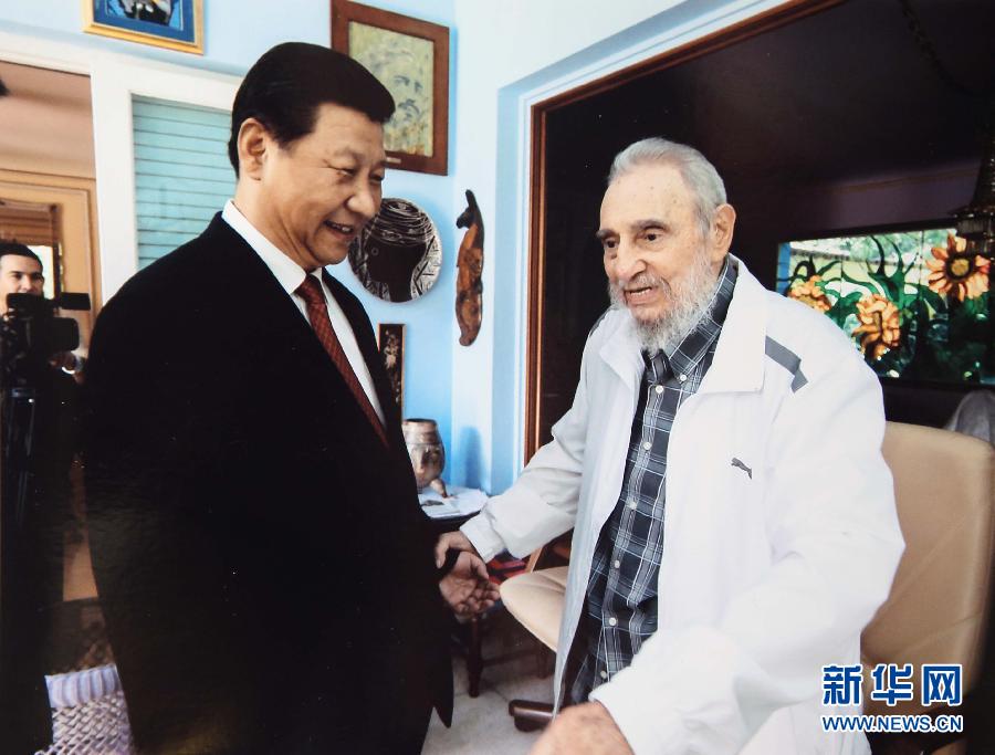當?shù)貢r間7月22日，國家主席習近平在哈瓦那親切探望古巴革命領袖菲德爾&middot;卡斯特羅。 新華社發(fā)