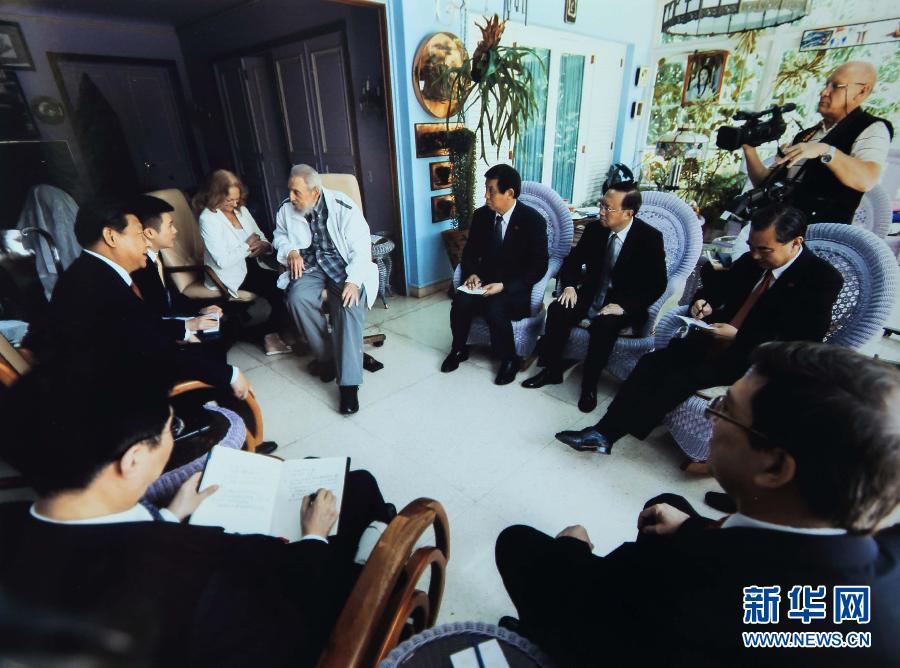 當?shù)貢r間7月22日，國家主席習近平在哈瓦那親切探望古巴革命領袖菲德爾&middot;卡斯特羅。 新華社發(fā)