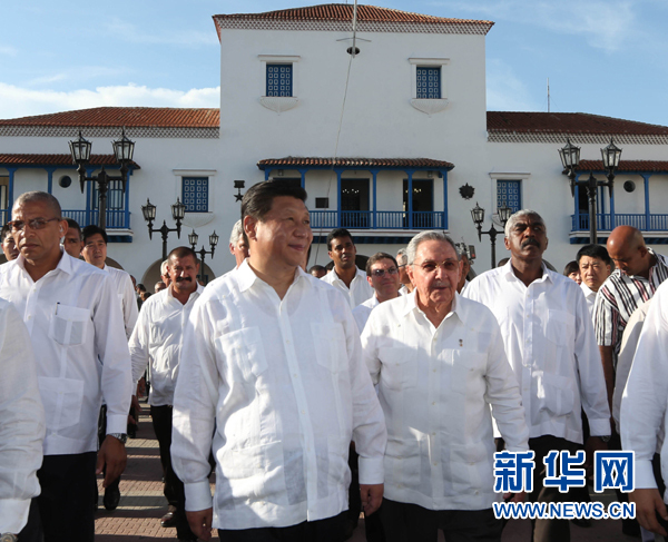 當地時間7月23日，國家主席習近平在古巴國務委員會主席兼部長會議主席勞爾&middot;卡斯特羅全程陪同下，訪問古巴第二大城市、被稱為&ldquo;英雄城&rdquo;的圣地亞哥。這是習近平和勞爾參觀圣地亞哥市政府。新華社記者蘭紅光 攝