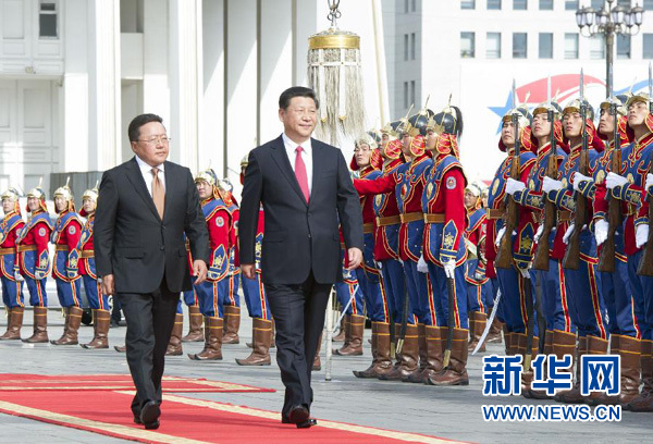 8月21日，國(guó)家主席習(xí)近平在烏蘭巴托同蒙古國(guó)總統(tǒng)額勒貝格道爾吉舉行會(huì)談。會(huì)談前，額勒貝格道爾吉在國(guó)家宮前廣場(chǎng)為習(xí)近平舉行隆重歡迎儀式。新華社記者 黃敬文 攝