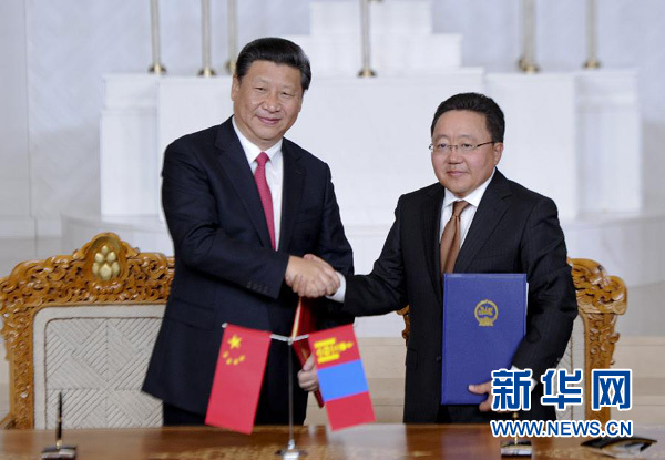 8月21日，國(guó)家主席習(xí)近平在烏蘭巴托同蒙古國(guó)總統(tǒng)額勒貝格道爾吉舉行會(huì)談。會(huì)談后，兩國(guó)元首共同簽署并發(fā)表《中華人民共和國(guó)和蒙古國(guó)關(guān)于建立和發(fā)展全面戰(zhàn)略伙伴關(guān)系的聯(lián)合宣言》。新華社記者 張鐸 攝