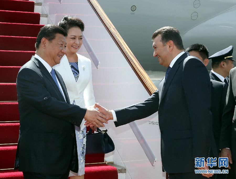 9月11日，國家主席習(xí)近平抵達杜尚別，應(yīng)塔吉克斯坦總統(tǒng)拉赫蒙邀請，出席上海合作組織成員國元首理事會第十四次會議并對塔吉克斯坦進行國事訪問。習(xí)近平和夫人彭麗媛在機場受到塔吉克斯坦總理拉蘇爾佐達等熱情迎接。新華社記者 鞠鵬 攝 