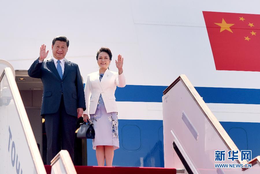 9月11日，中國國家主席習(xí)近平抵達杜尚別，應(yīng)塔吉克斯坦總統(tǒng)拉赫蒙邀請，出席上海合作組織成員國元首理事會第十四次會議并對塔吉克斯坦進行國事訪問。這是習(xí)近平和夫人彭麗媛走出機艙。新華社記者 馬占成 攝 