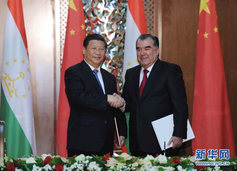 9月13日，國家主席習近平和塔吉克斯坦總統拉赫蒙在杜尚別共同簽署《中塔關于進一步發展和深化戰略伙伴關系的聯合宣言》。新華社記者謝環馳攝 