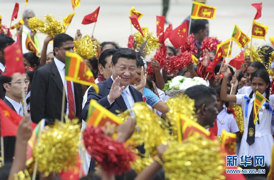  9月16日，國家主席習近平抵達科倫坡，開始對斯里蘭卡進行國事訪問。在班達拉奈克國際機場，習近平和夫人彭麗媛受到拉賈帕克薩總統夫婦熱情迎接。新華社記者謝環馳攝 