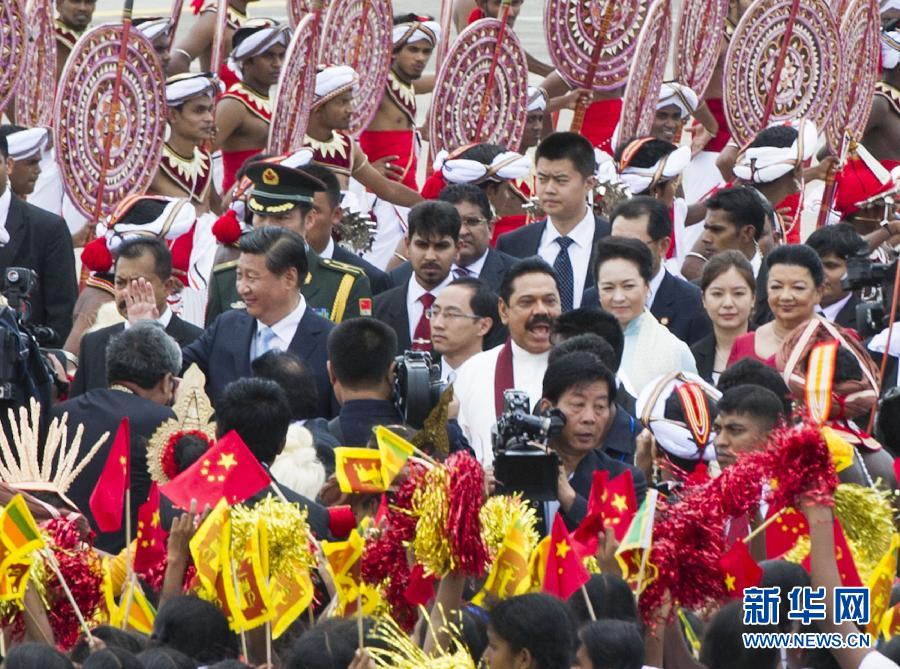 9月16日，國家主席習近平抵達科倫坡，開始對斯里蘭卡進行國事訪問。在班達拉奈克國際機場，習近平和夫人彭麗媛受到拉賈帕克薩總統夫婦熱情迎接。新華社記者黃敬文攝 