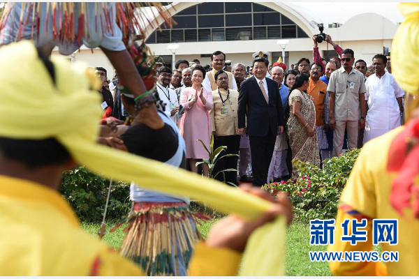 9月17日，國家主席習近平抵達古吉拉特邦艾哈邁達巴德市，開始對印度進行國事訪問。這是印度青年跳起古吉拉特邦傳統舞蹈，歡迎習近平和夫人彭麗媛。新華社記者 馬占成 攝