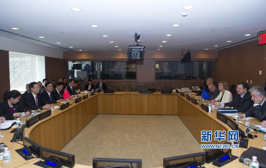  9月23日，正在紐約出席聯(lián)合國氣候峰會的國家主席習近平特使、國務(wù)院副總理張高麗在紐約聯(lián)合國總部會見歐盟委員會主席巴羅佐。新華社記者 王曄 攝 