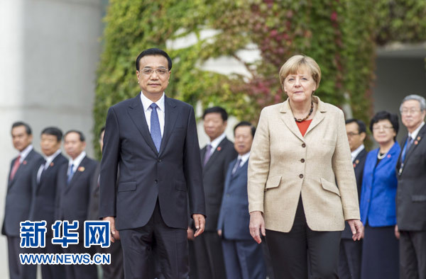 10月10日，德國總理默克爾在柏林總理府前廣場舉行隆重儀式，歡迎國務(wù)院總理李克強(qiáng)對(duì)德國進(jìn)行正式訪問。 新華社記者 謝環(huán)馳 攝 