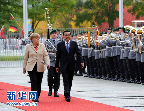 10月10日，德國總理默克爾在柏林總理府前廣場舉行隆重儀式，歡迎中國國務(wù)院總理李克強(qiáng)對(duì)德國進(jìn)行正式訪問。 新華社記者 饒愛民 攝 
