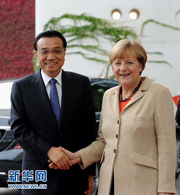 10月10日，德國總理默克爾在柏林總理府前廣場舉行隆重儀式，歡迎中國國務(wù)院總理李克強(qiáng)對(duì)德國進(jìn)行正式訪問。 新華社記者 饒愛民 攝 