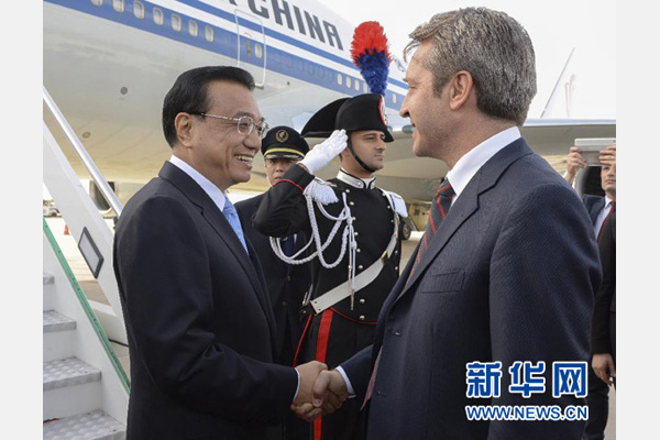 10月14日，國(guó)務(wù)院總理李克強(qiáng)乘專機(jī)抵達(dá)羅馬，開始對(duì)意大利進(jìn)行正式訪問，意大利政府高級(jí)官員到機(jī)場(chǎng)迎接。 新華社記者李學(xué)仁攝