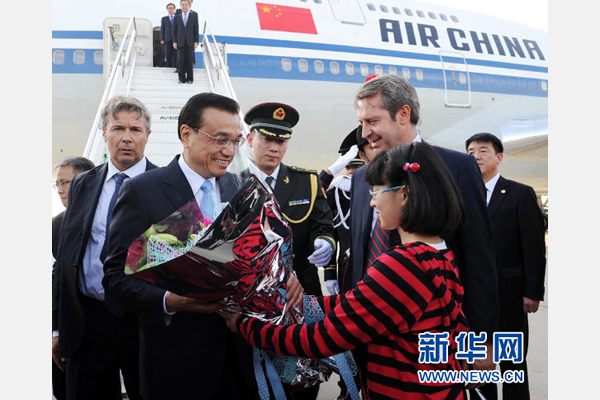 10月14日，國(guó)務(wù)院總理李克強(qiáng)乘專機(jī)抵達(dá)羅馬，開始對(duì)意大利進(jìn)行正式訪問。新華社記者 饒愛民 攝