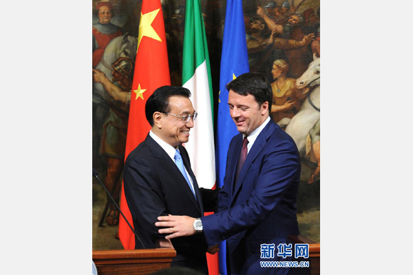 10月14日，中國國務院總理李克強與意大利總理倫齊在羅馬舉行會談后共同會見記者。 新華社記者 饒愛民 攝 